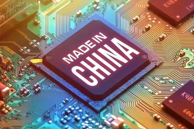 中国芯片多路径突破，美国芯片终究捧起石头砸自己的脚
